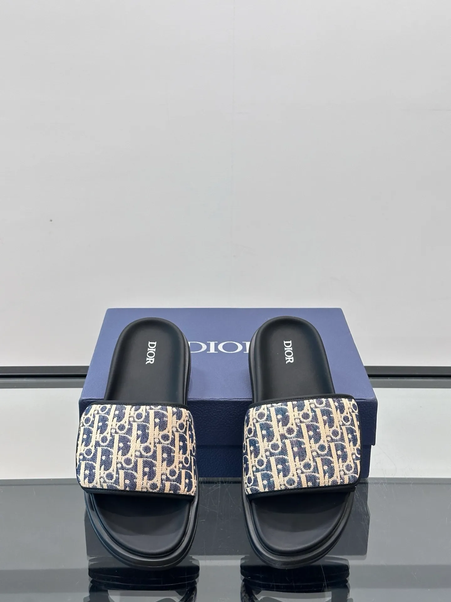 Factory price: 280💰𝐂𝐡𝐫𝐢𝐬𝐭𝐢𝐚𝐧 𝐃𝐢𝐨𝐫 Dior's latest popular sandals, classic upgraded Velcro sandals, original replicas, super durable and versatile, very comfortable on the feet, slimming and white, original cowhide leather upper, sheepskin lining Original d hardware buckle Original molded T men's shoes 💰U outsole Size: 38-44 (.45.46 customized)